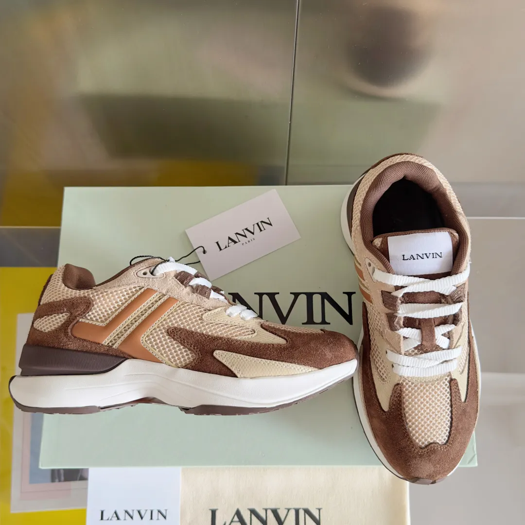 Top version: Couple model 290 Lanvin Lanvin's latest Jla series Couple model Mesh Thick sole Casual sports shoes Running shoes Original purchase, development and production This men's and women's sports shoes are light and comfortable, and the mesh design makes the uppers lighter. They are not afraid of stuffy feet, and the shoes look fashionable when paired with skirts and trousers. The upper is decorated with LANVIN's classic •J logo. The curved lines pay tribute to the circular element of the LANVIN logo, showing the brand's ingenuity. This shoe combines sports, fashion and craftsmanship. The delivery counter has exquisite packaging 🛍📦 ▪️ Fabric: Original customized mesh + cowhide ▪️ Lining: Original imported breathable mesh ▪️ Sole: Exclusive molded foam + TPU material ▪️ Bottom thickness: 4CM ▪️ Size: Women's 35-41 / Men's 39-45